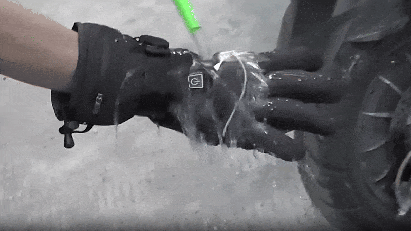 Vergleich zwischen herkömmlichen, wenig wirksamen Handschuhen und den wärmenden HeatGuard Gloves